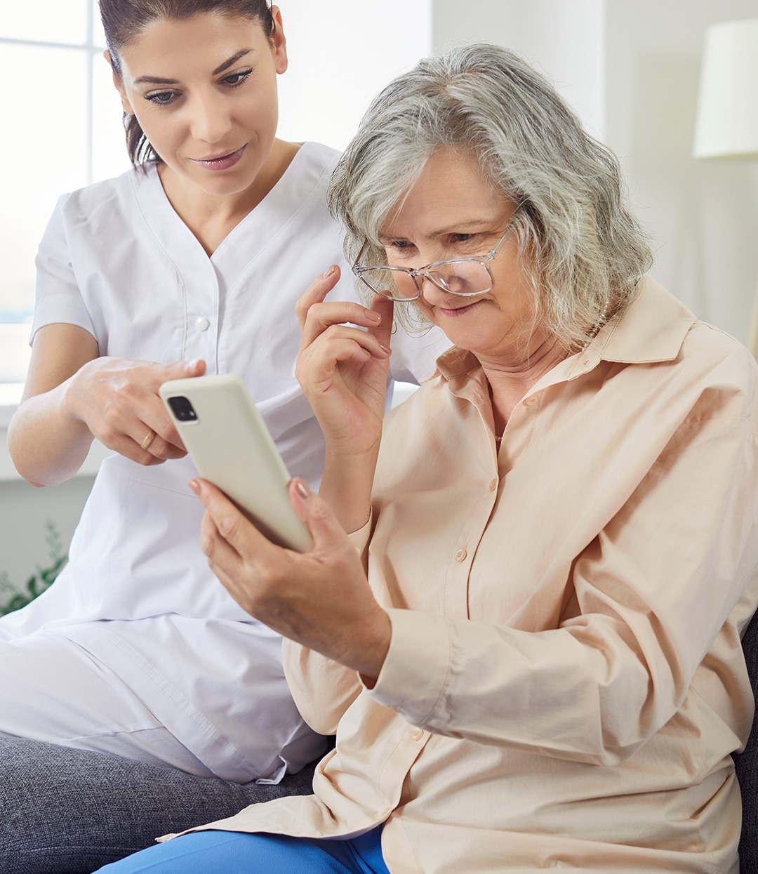 Professionnelle de santé accompagnant une patiente